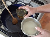V rendl�ku na plotn� nechte v�b�l�m v�n� rozpustit odv�en� cukr. Tento sirup...