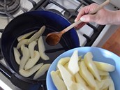 Do lehce probubl�vaj�c� sirupu p�idejte oloupan�, na d�lky rozd�len� hru�ky, a...