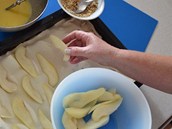 Do propadl�ch m�st na druh�m pl�tu t�sta rozlo�te zbytek hru�kov�ch d�lk�....