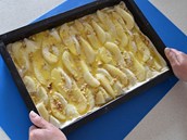 Druhou vrstvu hru�ek op�t posypte sekan�mi o�echy, zalijte v�e zbytkem...