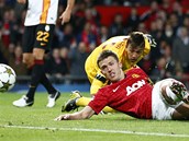 Michael Carrick z Manchesteru United (vp�edu) obe�e brank��e Fernanda Musleru z