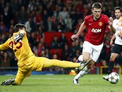 Michael Carrick z Manchesteru United (vp�edu) obch�z� brank��e Fernanda Musleru
