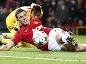 Michael Carrick z Manchesteru United (vp�edu) ob�el brank��e Fernanda Musleru