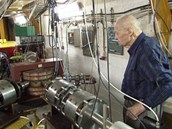 �estm�r �im�n� u urychlova�e ��stic (mikrotronu) pod pra�sk�m V�tkovem
