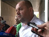 Zdrcen� p�edseda fotbalov� asociace Miroslav Pelta, pot� co mu ��f Sparty