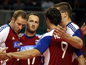ČESKÁ RADOST. V klubku volejbalistů slaví (zleva) Jiří Král, David Konečný, ČESKÁ RADOST. V klubku volejbalistů slaví (zleva) Jiří Král, David Konečný,
