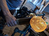 Skl��i v Ni�boru vyrobili sedmn�ct raritn�ch lahv� pro pivovar Pilsner Urquell...
