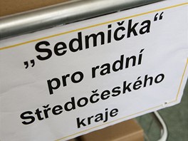 L�hve s v�nem p�ivezli z�stupci ODS na voz�ku.
