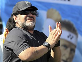 TO JE POKOUK�N�. Fotbalov� legenda Diego Maradona si z�pas "sv�" Argentiny