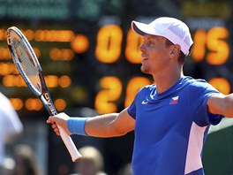 A JE HOTOVO. Tom� Berdych se raduje, p�ed chv�l� rozhodl o postupu �esk�ch