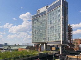 Newyorsk� Standard Hotel le�� ve vyv��en�m parku High Line, trendov� �tvrti...