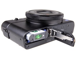 Sony RX-100: prostor pro Li-Ion akumul�tor s kapacitou 1240 mAh a pam�ovou