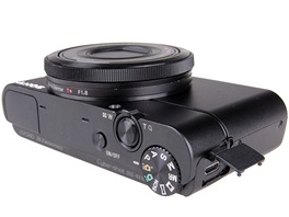 Sony RX-100: Micro USB 2.0 port pro p�ipojen� k po��ta� dopl�uje Micro HDMI