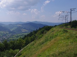 Pohled na celkov� p�ev��en� trat� (dole vesnice U�ok)