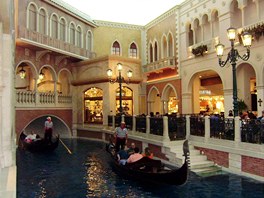 Hotel Venetian, iluze, �e jste p��mo v Ben�tk�ch, je dokonal�. Po ���ce pluj�