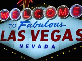 Slavn� uv�tac� cedule do Las Vegas je jednou z hlavn�ch atrakc�. Kdo se u n�...
