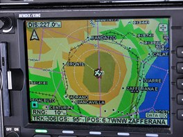 Obrazovka GPS ukazuje, �e jsme p�esn� nad vrcholkem Etny.
