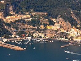 M�ste�ko Amalfi � skalami nad n�m se spojenci v z��� 1943 dostali do t�la