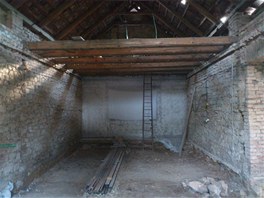 Nikde ani centimeter izolace, tak�e v noci horko a r�no 15 stup��.
