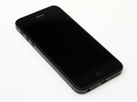 Design je tradi�n�, navazuje na modely iPhone 4 a 4S. 