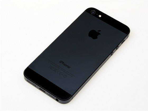 Zadn� strana iPhonu 5. M�sto skla pou�il v�robce hlin�k. 