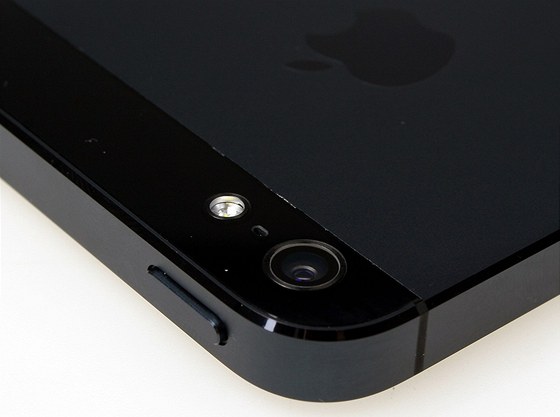 Mezi objektiv a blesk um�stil Apple mikrofon. 