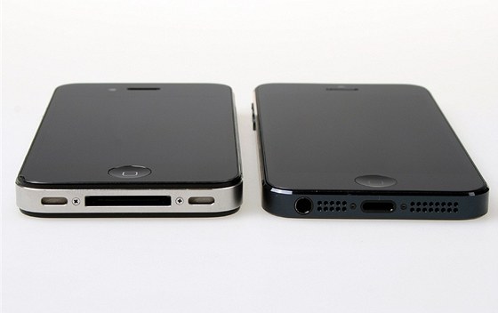 Star� konektor na iPhone 4 a nov� konektor Lightning iPhonu 5