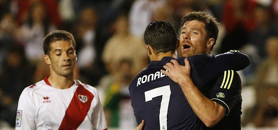 Cristiano Ronaldo (uprost�ed) se raduje s Xabi Alonsem z g�lu Realu Madrid v