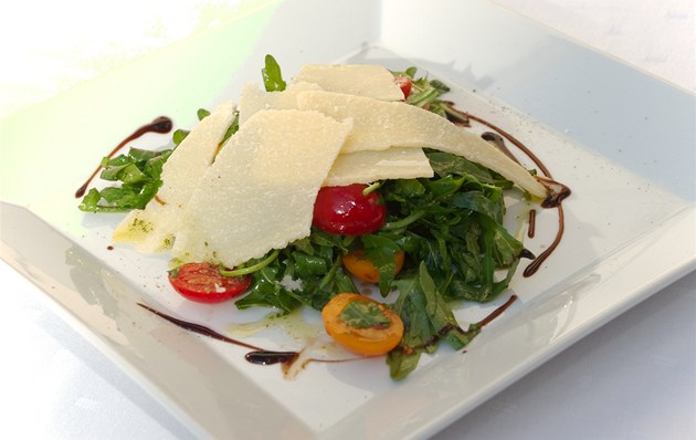 Salát z rucoly, cherry rajčátek, parmezánových hoblin se zálivkou z bazalky a Salát z rucoly, cherry rajčátek, parmezánových hoblin se zálivkou z bazalky a