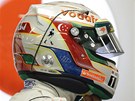 NASADIT HELMU A JDE SE NA TO. Lewis Hamilton před prvním tréninkem na Velkou NASADIT HELMU A JDE SE NA TO. Lewis Hamilton před prvním tréninkem na Velkou