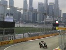 Kimi Raikkonen při prvním tréninku na Velkou cenu Singapuru. Kimi Raikkonen při prvním tréninku na Velkou cenu Singapuru.