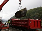 Ve středu 19. září naložil jeřáb balvany na nákladní vůz a po třech letech je Ve středu 19. září naložil jeřáb balvany na nákladní vůz a po třech letech je