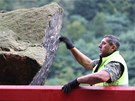 Ve středu 19. září naložil jeřáb balvany na nákladní vůz a po třech letech je Ve středu 19. září naložil jeřáb balvany na nákladní vůz a po třech letech je