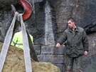 Ve středu 19. září naložil jeřáb balvany na nákladní vůz a po třech letech je Ve středu 19. září naložil jeřáb balvany na nákladní vůz a po třech letech je