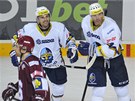 SPOKOJENÉ HVĚZDY. Kladenští hokejisté Tomáš Plekanec a Jaromír Jágr slaví jeden SPOKOJENÉ HVĚZDY. Kladenští hokejisté Tomáš Plekanec a Jaromír Jágr slaví jeden