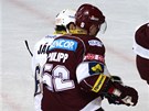 NEBÁL SE. Sparťanský obránce Radek Philipp (vlevo) se kladenských hvězd v čele NEBÁL SE. Sparťanský obránce Radek Philipp (vlevo) se kladenských hvězd v čele