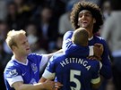 G�L. Marv�n Fellaini (�elem) se raduje ze sv� trefy se spoluhr��i z Evertonu.