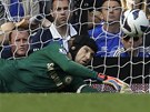 TOHLE KRYJU. Petr Čech, brankář Chelsea, zasahuje při šanci Michaela TOHLE KRYJU. Petr Čech, brankář Chelsea, zasahuje při šanci Michaela