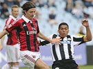 Allan Marques Loureiro z Udine (vpravo) skluzem vypichuje m�� Riccardu