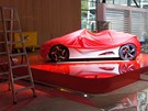 Zpod plachty vykukuje koncept elektrospor�á�ku od Hondy. Kdy� vid�la ostraha...