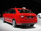 Den p�ed otev�ením autosalonu krylo stánek �kody �erné plátno, stejn�...