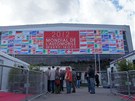 Hlavní vchod na autosalon. Najd�te �eskou vlajku.