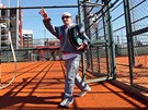 Artin Elmayan p�ich�z� na tenisov� kurty v Buenos Aires.
