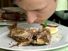 Mana�er restaurace se tv���, �e o�ich�v�n� z�ejm� ne zrovna v�bn� von�c� ryby...