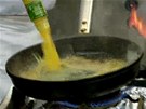 Ke zkaramelizovan�mu cukru lze p�idat pomeran�ovou ���vu a trochu citronov�...