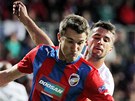 Plze�sk� z�lo�n�k Marek Hanousek (vp�edu) si chr�n� m�� p�ed Fl�viem Ferreirou