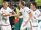 Spar�ansk� z�lo�n�k Ladislav Krej�� (uprost�ed) p�ij�m� gratulace od Pavla