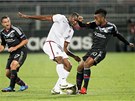 SOUBOJ. Spar�ansk� �to�n�k L�onard Kweuke (v b�l�m) a Alexandre Lacazette z