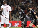 RADOST A SMUTEK. Zatímco fotbalisté Lyonu slaví, sparťanský útočník Léonard RADOST A SMUTEK. Zatímco fotbalisté Lyonu slaví, sparťanský útočník Léonard