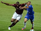 Leonard Kweuke (vlevo) ze Sparty se sna�� prosadit p�es olomouck�ho Michala
